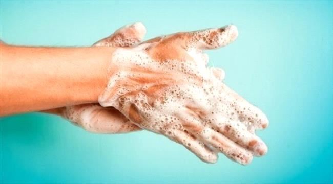 غسل اليدين بالماء أم المطهّر: من يقتل فيروس كورونا؟