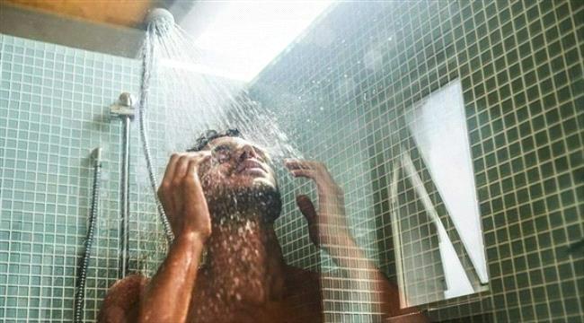 المياه الباردة والساخنة في حمام الصباح يمكن أن يساعدا في وقف الشعور بالارهاق
