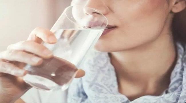 هل شرب الماء المثلج في الأجواء الحارة خطير على الصحة؟