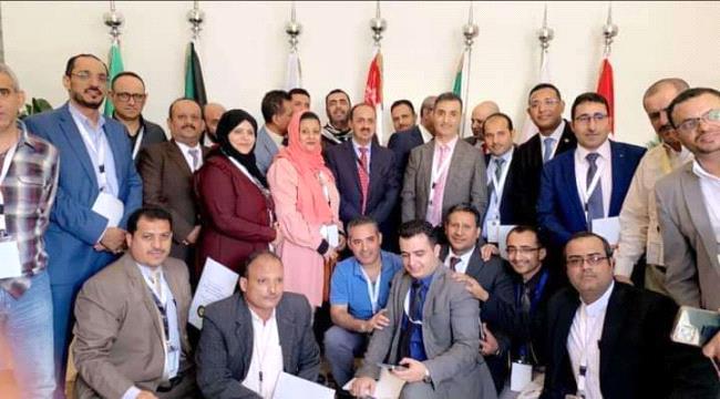 وزير في الحكومة اليمنية وامام جمع كبير يطلب من رجل أعمال شراء سيارة لأسرته