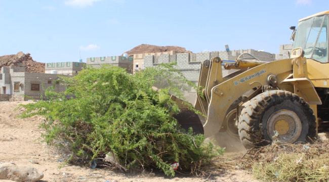 مدينة بروم تشهد حملة إزالة مخلفات الهدم والأشجار الضارة