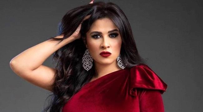 الفنانة ياسمين عبد العزيز تغالب دموعها بسبب الفنان  أحمد العوضي