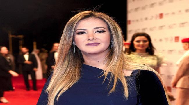 تكثف الفنانة دنيا سمير غانم وأبطال عرض مسرحية "أنستونا" بروفات العرض المسرحي