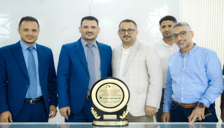 تكريم  بنك اليمن الكويت من قبل الشركة المنفذة لمشروع الطاقة الشمسية