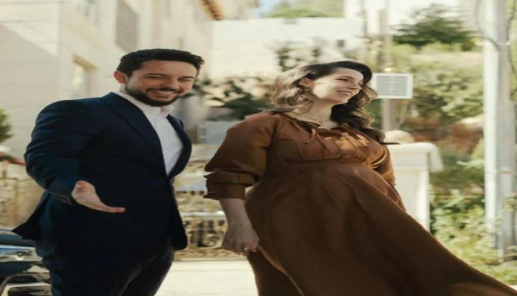 الأميرة رجوة تستعرض حملها بفستان بسيط وأنيق