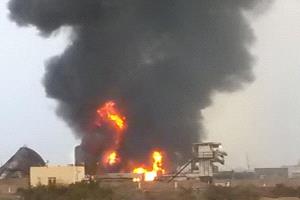بعد أسبوع من القصف الإسرائيلي.. انفجار خزان نفط بميناء الحديدة