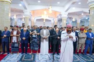 الرئيس الزُبيدي يؤدي صلاة العيد في جامع الرئاسة بمعاشيق

