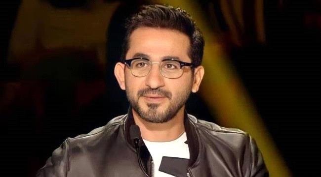 الفنان أحمد حلمي يمازح الجمهور بصورة جمعته مع عمرو دياب