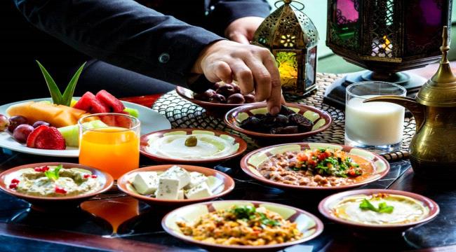 نصائح بسيطة لتناول الطعام بتوازن في رمضان
