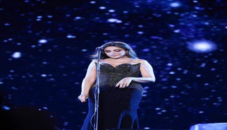 الفنانة أنغام تتألق بفستان أسود لامع في المتحف المصري