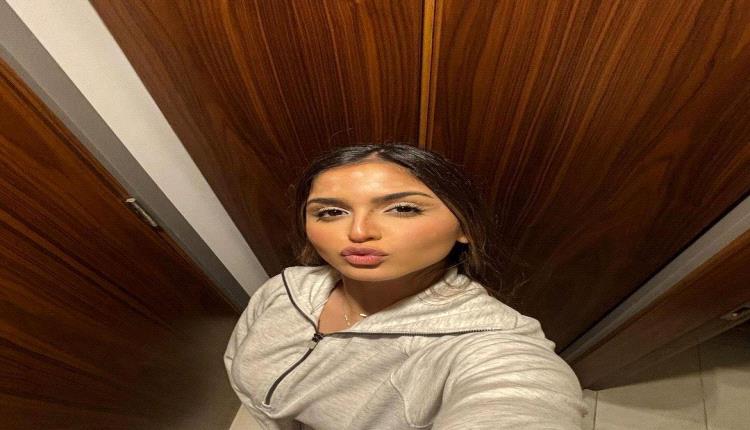 الفنانة حلا الترك تسير في صيحة 