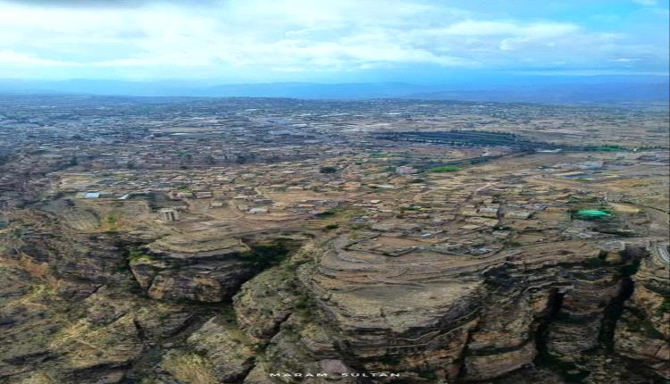 خروج جماعي من مسجد للسنة في تعز بعد فرض الإخوان خطيب من المحور بقوة السلاح